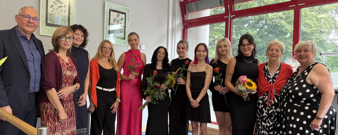 Marie Wiedenmann (3.v.r.) aus Wallerstein wurde als Innungsbeste ausgezeichnet.