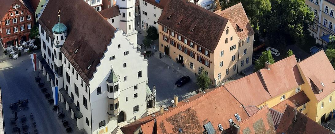 Blick vom Daniel auf den Marktplatz mit dem Rathaus und der Tourist-Information.