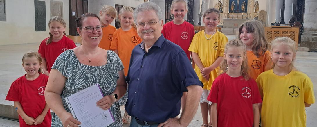 Natascha Burger, KMD Udo Knauer und einige ihrer Spatzenchorkinder