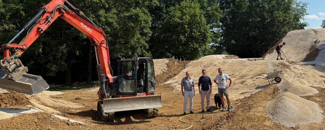 Oberbürgermeister David Wittner und Karl Stempfle (Leiter Sachgebiet Liegenschaften, Schulen, Sport) machten sich vor Ort ein Bild von den Fortschritten der Firma Turbomatik Bikeparks (V. r.: Inhaber Günter Bracht, Oberbürgermeister David Wittner und Karl Stempfle).