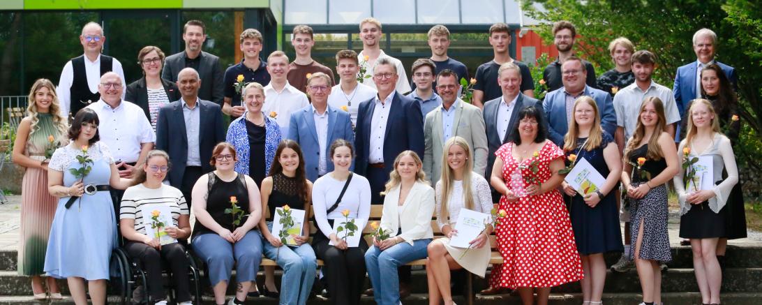 Spitzenschülerinnen und Schüler der Ludwig-Bölkow-Schule mit Ehrengästen