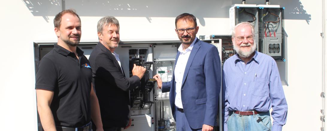 Der Schalter der neuen PV-Anlage wird von Manfred Rößler (BEG-Vorstand/l.) und Wemdings Bürgermeister Dr. Martin Drexler umgelegt.