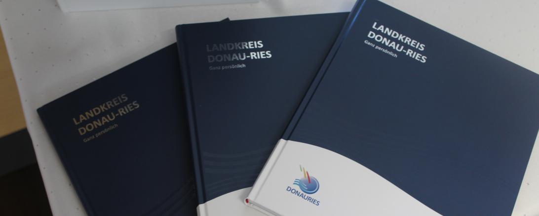 Das neue Landkreisbuch „Landkreis Donau-Ries – ganz persönlich“.