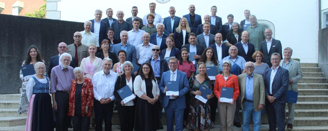 Landrat Stefan Rößle (M.) und die Autoren im neuen Landkreisbuch.