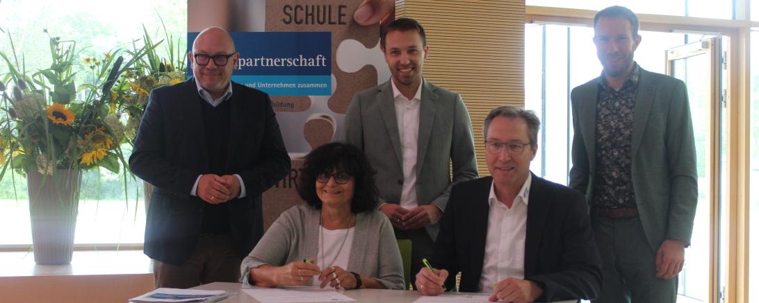 Die Vertragsunterschrift bildet den Anfang der Schulpartnerschaft zwischen der Mittelschule Oettingen und Jeld-Wen Deutschland.