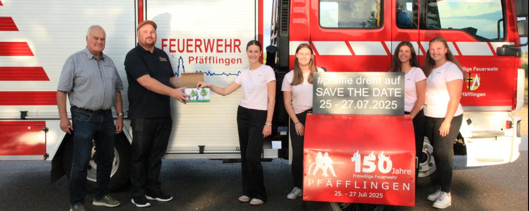 Die Festdamen der Pfäfflinger Feuerwehr beim Ziehen der Lose zusammen mit  Kreisjugendwart Markus Meyr und dem Schirmherrn Rudi Götz. 