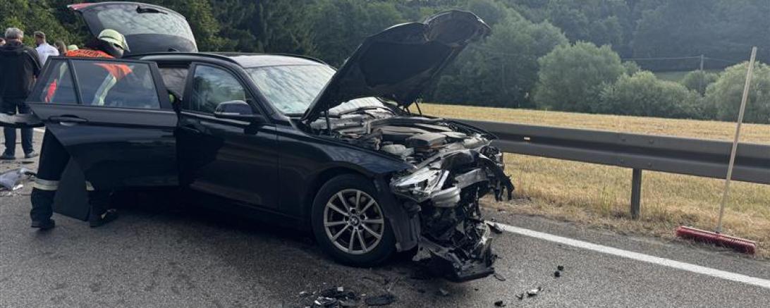 Auf der B2 kam es zu einem Frontalzusammenstoß.