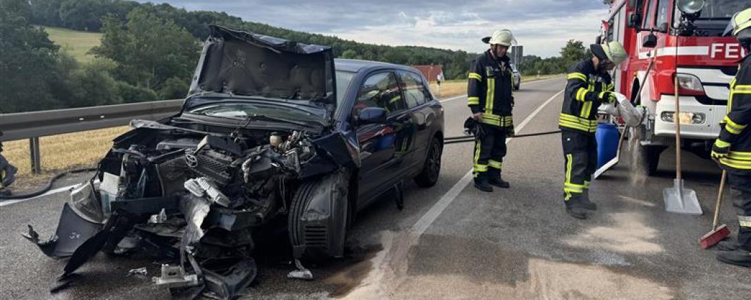 Nach einem Frontalzusammenstoß auf der B2 waren mehrere Einsatzkräfte von Feuerwehr, Polizei und Rettungsdiensten vor Ort.