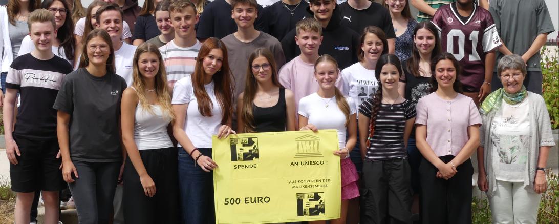 Vertreter der verschiedenen THG-Ensembles überreichten der UNESCO-Gruppe 500 Euro als Spende für verschiedene UNESCO-Projekte.