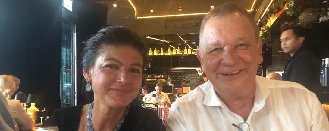 Sahra Wagenknecht und Manfred Seel tauschten sich auf der Bundesklausur aus.