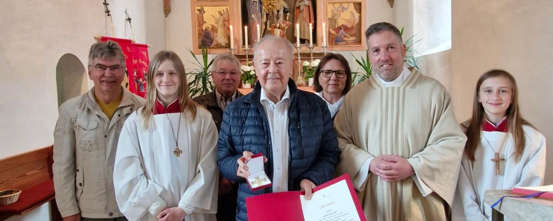 V.l.n.r.: Hr. Schwarz, Ministrantin, Hr. Göggerle, Hr. Schneller, Fr. Mikolajek, Pfarrer Benjamin Beck, Ministrantin