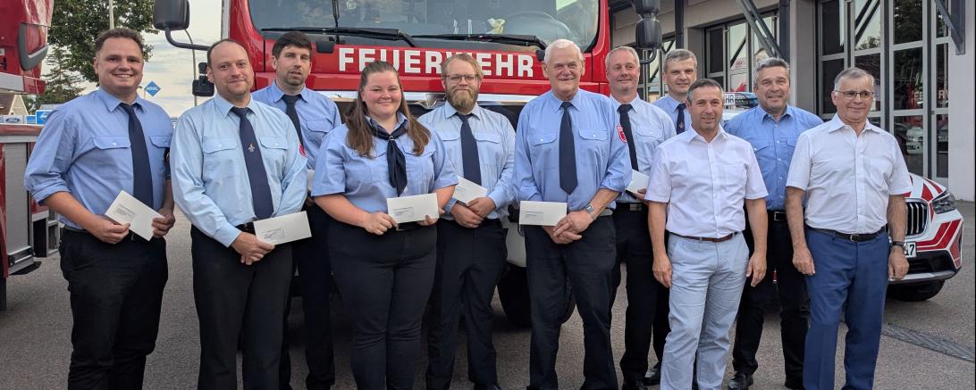 Feuerwehrkameradinnen und -Kameraden aus Monheim und den Stadtteilen bei der Spendenübergabe durch BGM Pfefferer und die Sparkasse Monheim, Thomas Zipperer