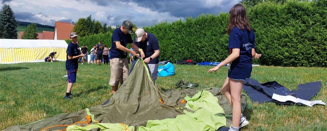 Der Zeltaufbau gehört zu einem Zeltlager natürlich dazu.