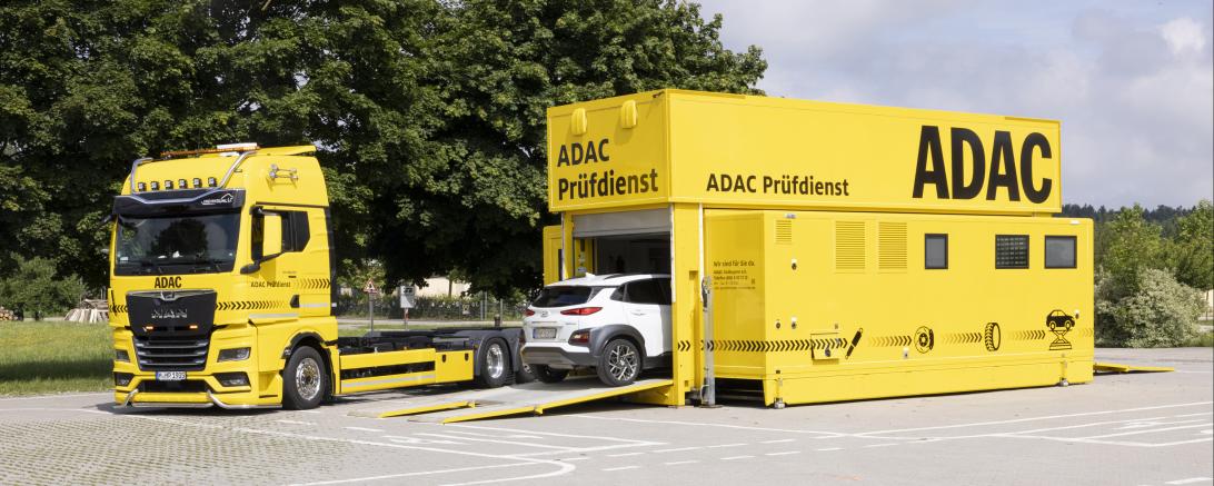 Der Mobile Prüfdienst des ADAC Südbayern tourt durch das gesamte Regionalclubgebiet und ermöglicht allen Autofahrern das frühzeitige Aufdecken von Mängeln an ihrem Fahrzeug – ein wichtiger Beitrag zur Verkehrssicherheit.