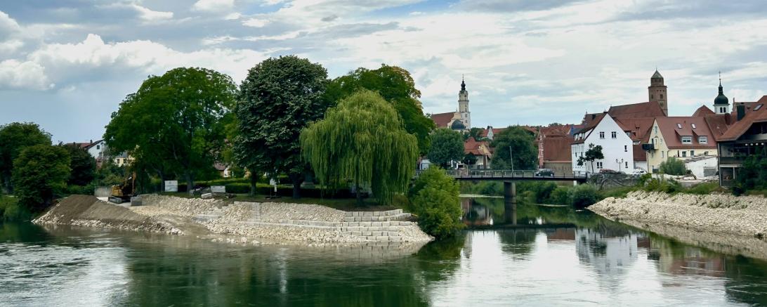 Aktuell laufen Baumaßnahmen am Donauspitz. Hier entsteht eine teppenartige Ufersicherung. 