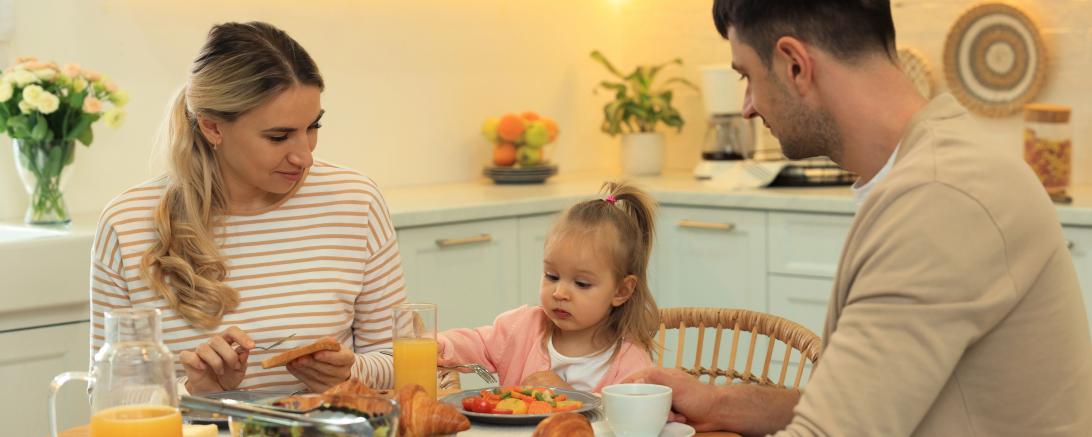 Eltern als Vorbild: Kinder übernehmen beim Essen und Trinken ihre Gewohnheiten.
