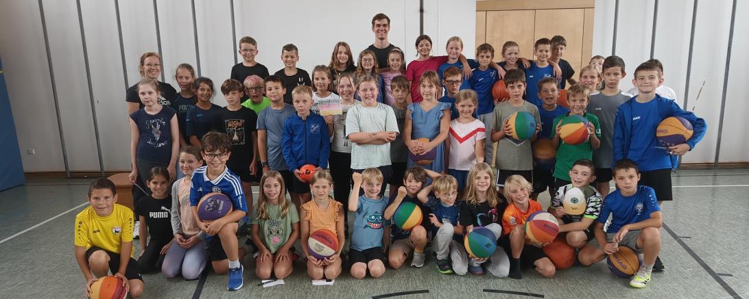 Schülerinnen und Schüler der 3. und 4. Klassen mit Joschka Ferner (hinten mitte). 