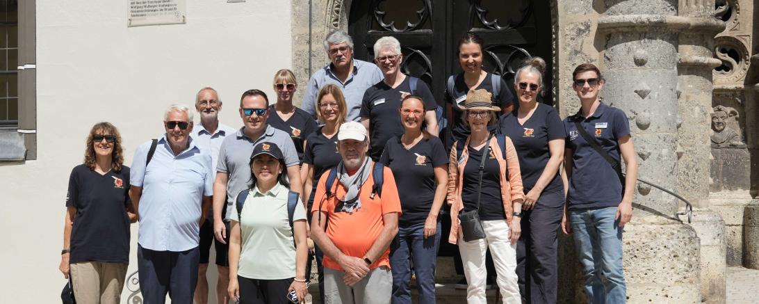 In der Reihe vorne: die Evaluatoren Frau Sarina (Mongolei) und Herr Alberto Gil Toja (Spanien). 