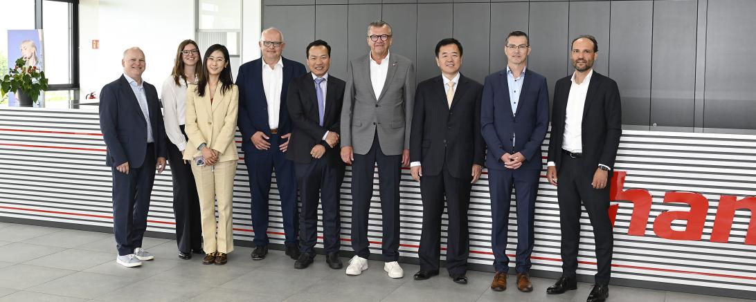 (v.l.n.r.): Thomas Bobinger, Hama Produktmanagement, Elena Hary, LGAD Kommunikation, Jiayi Cai, Vizekonsulin VR China, Christian Seel-Mayer, Fang Guo, Konsul VR China, Christoph Leicher, LGAD Präsident, Xuejun Qiu, Generalkonsul VR China, Roland Handschiegel, Hama Geschäftsführer, Christian Klingler, LGAD Hauptgeschäftsführer
