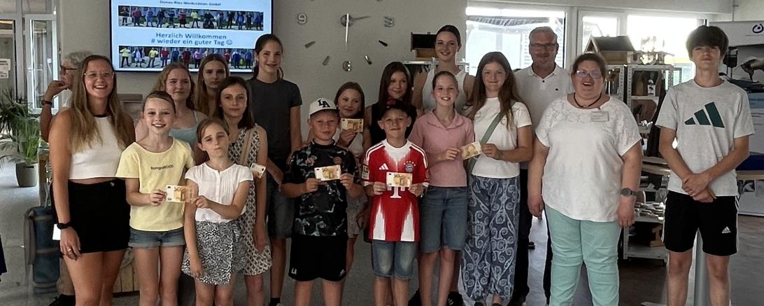 Spendenübergabe in der Hostienbäckerei. 