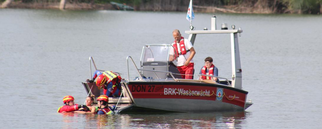 Üben für den Ernstfall! Die Wasserwacht Bäumenheim probt, eine Hilfsbedürftige Person sicher aus dem Wasser zu bergen. 