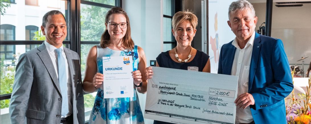 von links: Martin Wunsch (Amtschef des Kultusministeriums), Jacqueline Hager (Schülerin der BOSVision), Anja Heßlinger (Schulleiterin) und Bertram Brossardt (Hauptgeschäftsführer der vbw – Vereinigung der Bayerischen Wirtschaft e.V.) ©SamPlay GmbH / Stiftung Bildungspakt Bayern