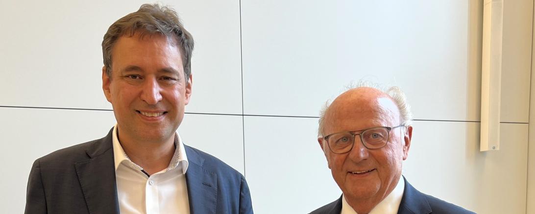 Bayerns Justizminister Georg Eisenreich (links) ehrte Leonhard Dunstheimer mit der Medaille für Verdienste um die bayerische Justiz. 