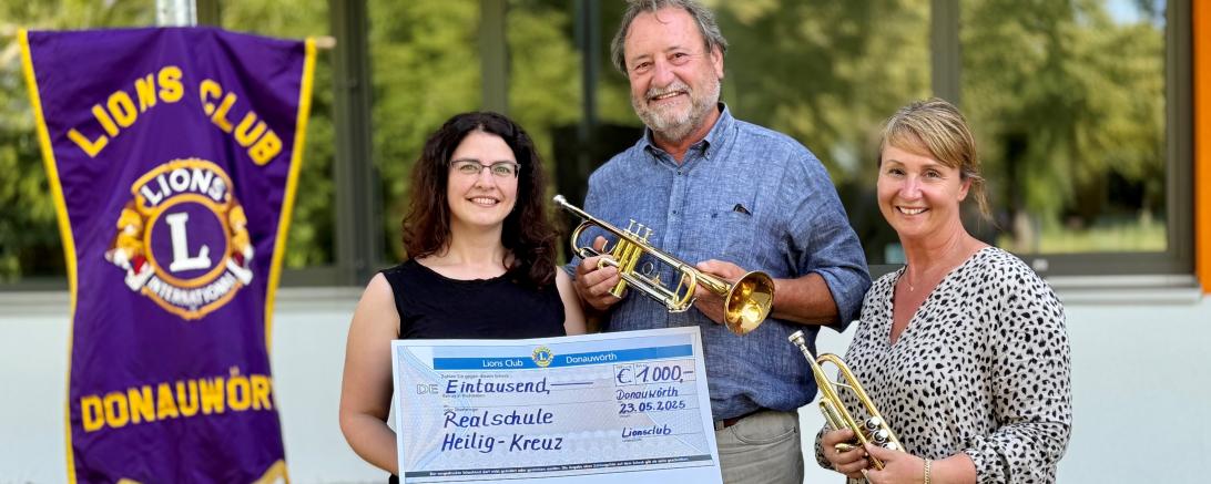 V.l.n.r.: Stephanie Winter, Präsidentin des Lions Clubs Donauwörth, Wolfgang Mühldorfer, Direktor Realschule Heilig-Kreuz und Stephanie Körner-Roßkopf, Jugendbeauftragte des Lions Clubs Donauwörth