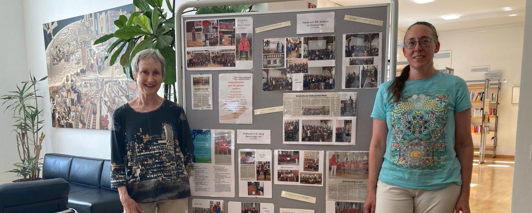 Heike Schmieg (li.) und Ruth Hirsch gestalteten eine Ausstellungstafel u. a. mit Bildern und Texten. 