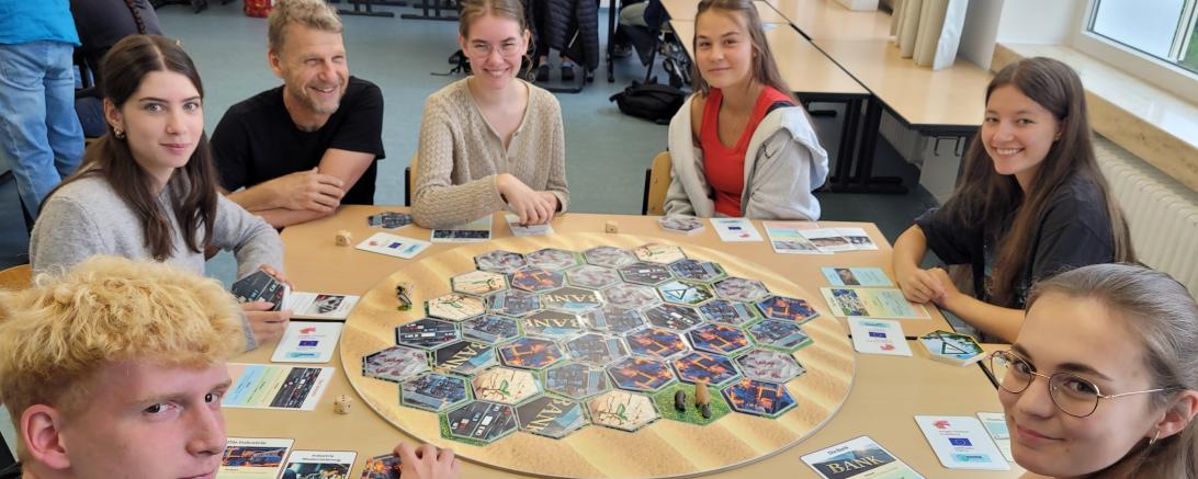 Theaterpädagoge Gernot Reuß (KusKus Augsburg e. V.) beim Planspiel „Mach mit beim European Green Deal“ mit den Schülern des THG Nördlingen. 