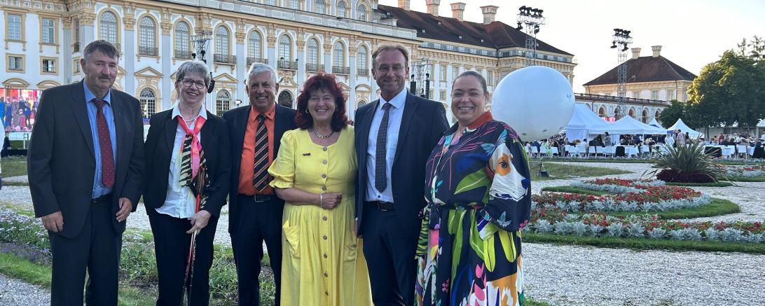 Der Stimmkreisabgeordnete Wolfgang Fackler ludt (von links) Josef und Maria Reichensberger aus Donauwörth, Josef Berkmüller (Monheim) sowie Erna Dirschinger (Buchdorf) ein, die mit ihm und seiner Frau einen schönen Abend verbrachten. 