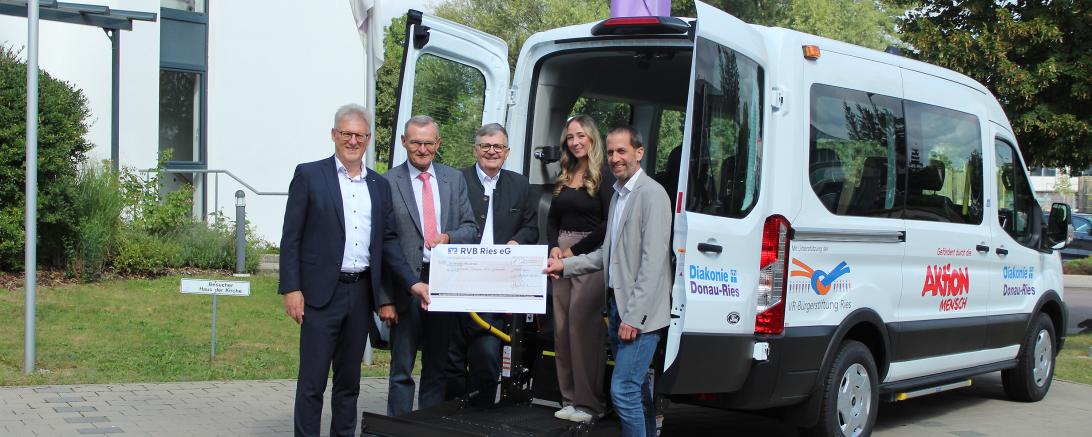 Das Bild zeigt (von links): Bernhard Ströbele (Vorstandsvorsitzender Raiffeisen-Volksbank Ries), Helmuth Wiedenmann und Paul Ritter (Vorstände der VR-Bürgerstiftung Ries), OBA-Mitarbeiterin Vanessa Faller und Johannes Beck (Geschäftsführer Diakonie Donau-Ries). 