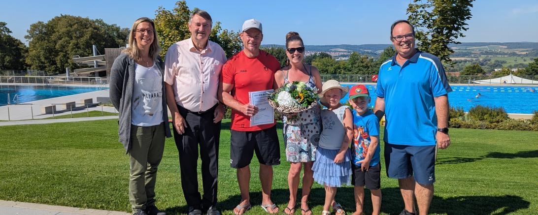 Auf dem Bild zu sehen (von links): Anika Höß (Fachbereichsleitung Kita, Schulen und Sport), Josef Reichensberger (Bürgermeister), Christian Zwettler, Andrea Zwettler, Melina Zwettler, Max Zwettler, Robert Blaschek (Leiter der städt. Bäderbetriebe).