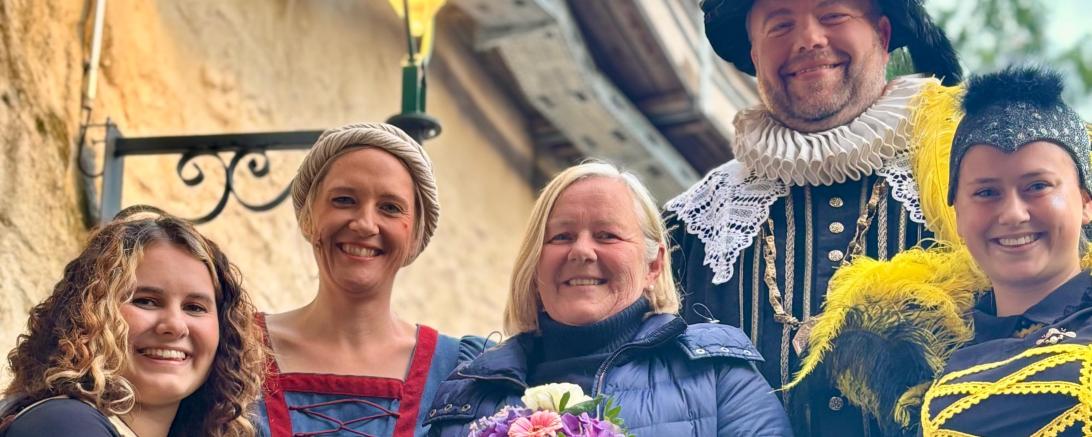 Die 15.950. Besucherin der Spielzeit, Frau Karin Bauer, wurde auf der Freilichtbühne „Alte Bastei“ von Darstellerinnen und Darstellern aus den Produktionen Maria Holl – Hexenjagd in Nördlingen und Tabaluga – Es lebe die Freundschaft begrüßt. Mit dabei: Nina Hellriegel (Maria Holl), Alexander Güntert (Bürgermeister Pferinger), Theresa Stroszeck (Nessaja), sowie Ninivee Weichenmeier (Bienenkönigin).