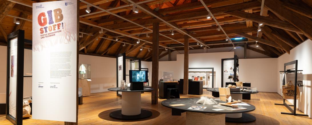 Blick in die Ausstellung „Gib Stoff! Textile Geschichte(n) und Techniken