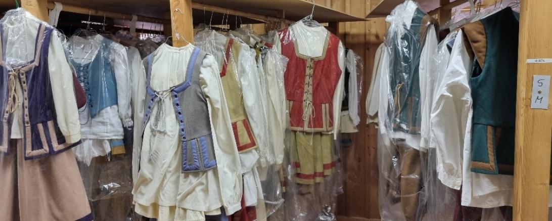 Zahlreiche Kindergewänder sind im historischen Kostümfundus vorhanden, die zum Stadtmauerfest ausgeliehen werden können.