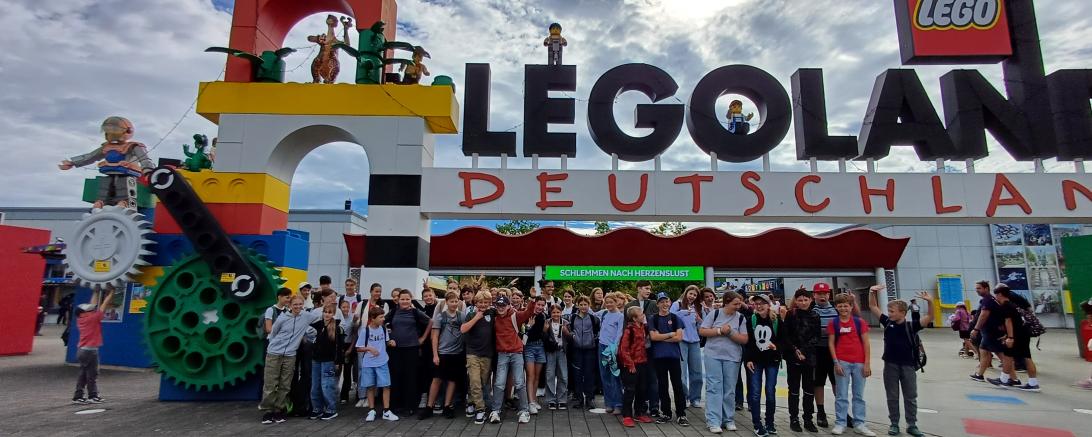 Zwei Ausflüge zur Eröffnung des diesjährigen Sommerferienprogramms führen die Kinder und Jugendlichen ins Legoland nach Günzburg.