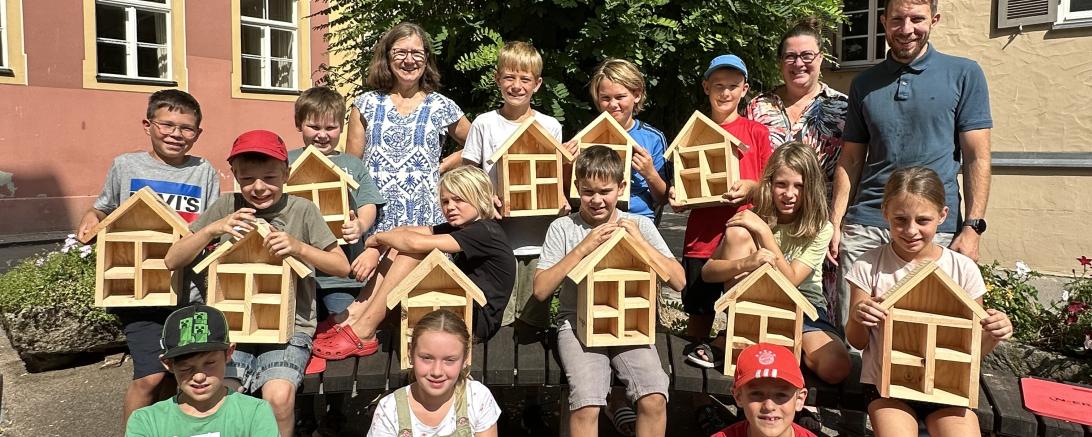 ie Ferienkinder in Oettingen mit Petra Raab von der Volkshochschule (links), der kommunalen Kundenbetreuerin von der N-ERGIE, Annemarie Endner, und Bürgermeister Thomas Heydecker.