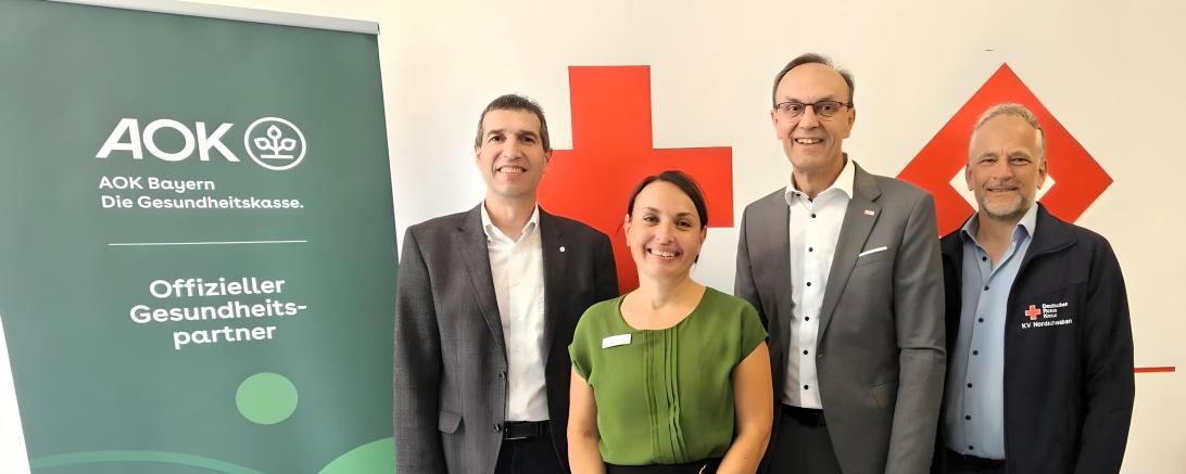 v.l.n.r.: Arthur Lettenbauer (BRK-Kreisgeschäftsführer), Michaela Kluger (Direktorin AOK Donau-Ries), Johann Natzer (Vorsitzender BRK-Nordschwaben), Michael Haller (BRK-Sachgebietsleiter Ausbildung)