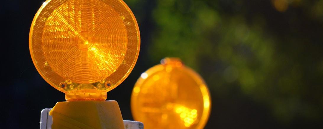 Das Bild zeigt orange Warnleuchten.