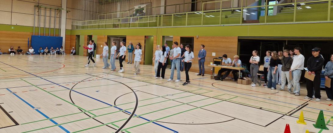 Beim Aufwärmprogramm wirkten die Schülerinnen und Schüler des P-Seminars Sport des THG Nördlingen alle gemeinsam mit. Sie trugen mit ihren Planungen maßgeblich dazu bei, dass dieser gelungene Nachmittag im Zeichen des Sports und der Inklusion stattfinden konnte.