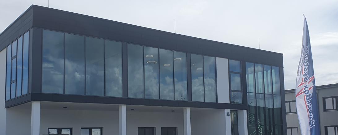 Im neuen Firmensitz vereint PowerBox Systems alle Abteilungen unter einem Dach.