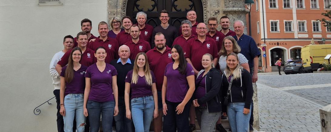 Eine Delegation der Freiwilligen Feuerwehr Schmähingen bei ihrem Besuch bei Oberbürgermeister David Wittner (oberste Reihe Mitte) im Nördlinger Rathaus.