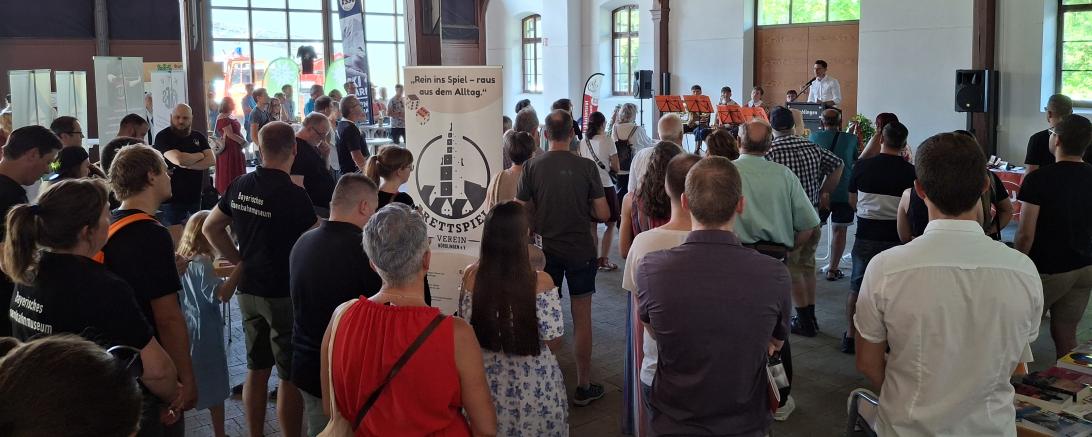 In der Sommerhalle wurden die Neubürgerinnen und Neubürger der Stadt Nördlingen von Oberbürgermeister David Wittner offiziell willkommen geheißen.