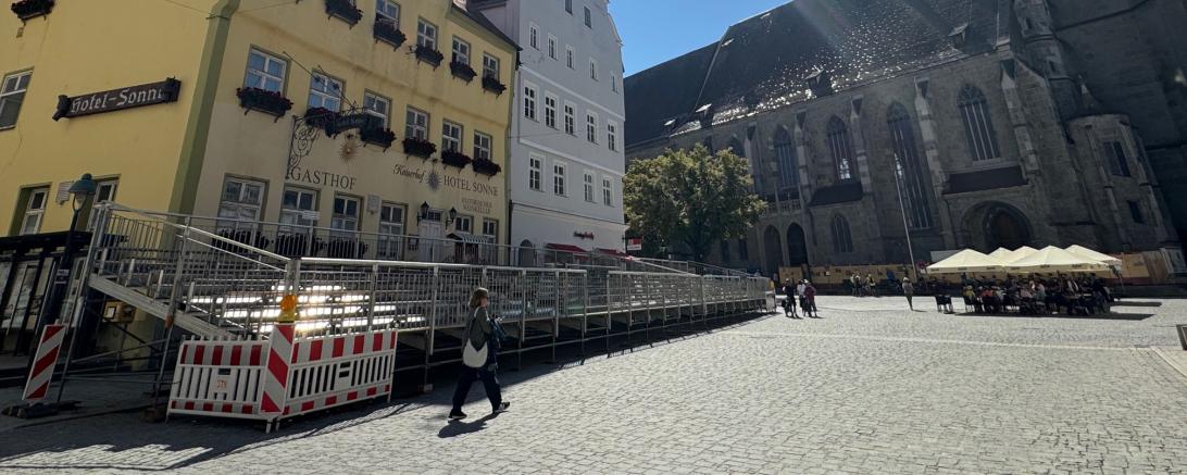 Auf dem Marktplatz haben die Arbeiten für den Aufbau der großen Tribünen bereits begonnen.