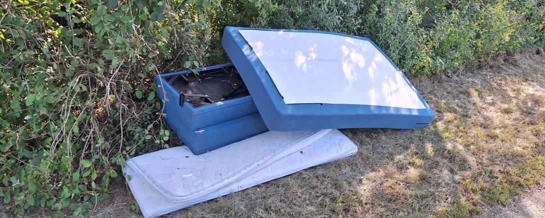 Das Bild zeigt die entsorgte Couch. 