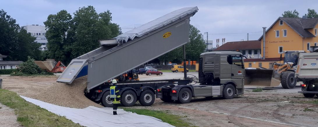Das Aufbringen der Deichsicherung im Hochwasser 2024.