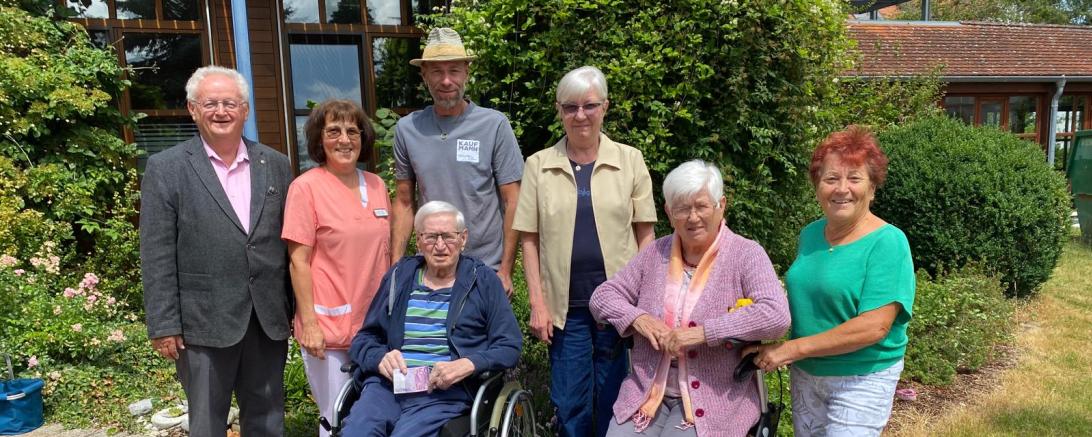 2. Bürgermeister Hans Roßkopf Rainer Kaufmann , Sozialreferentin Heidi Vogel und Bewohner  und Mitarbeiter des Seniorenheimes Wemding