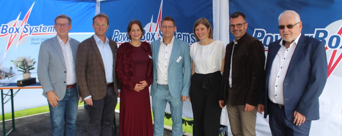 V.l.n.r.: Landrat Stefan Rößle, Wolfgang Fackler MdL, Julia Deutsch, Inhaber Richard Deutsch, Eva Maria Deutsch, Oberbürgermeister Jürgen Sorré, Bauleiter Walter Surek