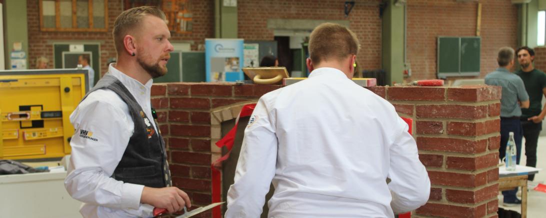 Im Training noch erlaubt: Nationaltrainer Kevin Schulz (l.) gibt Maurergeselle Florian Quade während der Übung Tipps.